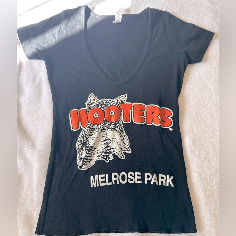 AUTHENTIC HOOTERS GIRL SHIRT🦉🧡